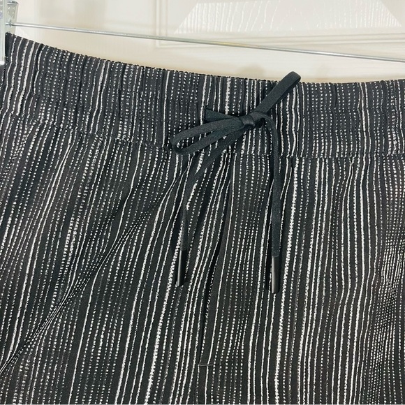 ATHLETA Arrival Shorts Black Ampara Stripe Elastic Waist Shorts - Size 12 - Picture 3 of 8